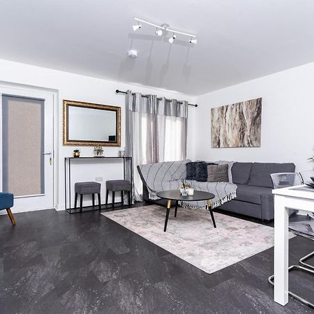 Spacious 3 Bedroom House In Glasgow City With Private Parking & Garden 外观 照片